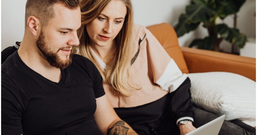 Verizon Offers Flexible Payment Arrangements for Federal Workers, Military and First Responders military couple looking at laptop